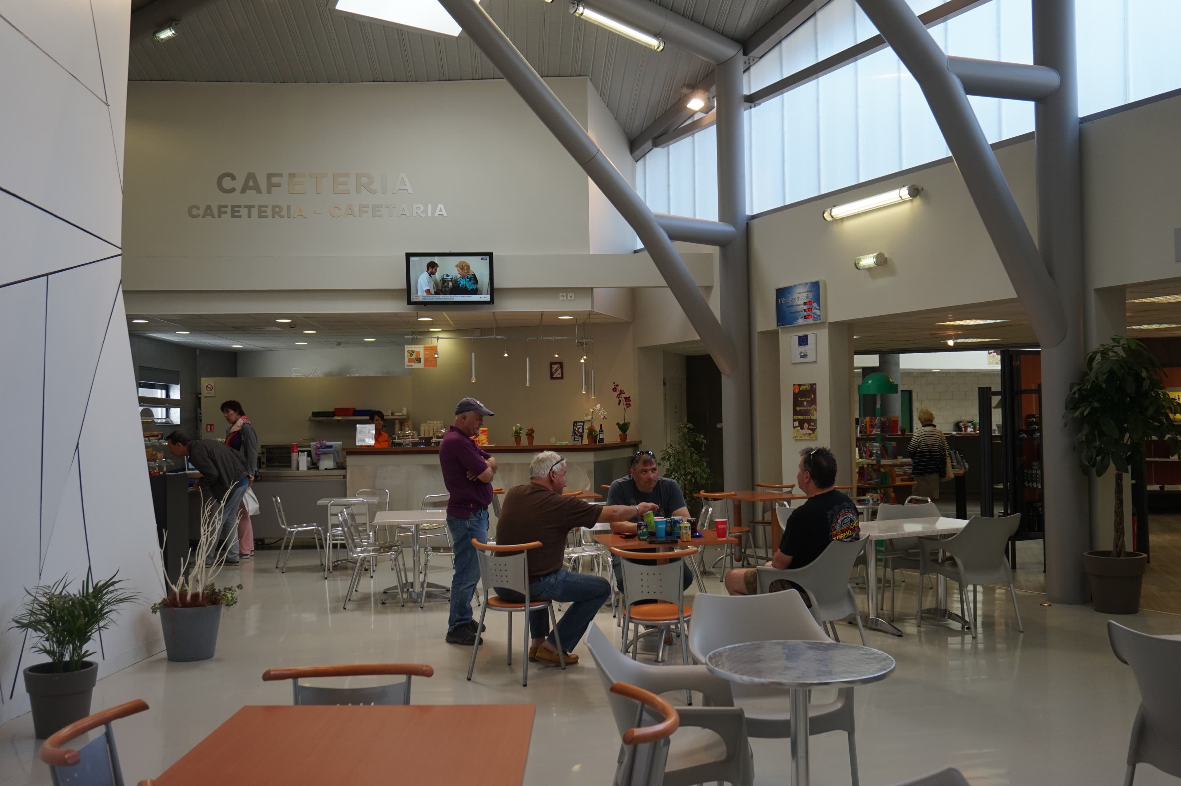 Visiteurs installés dans la cafeteria de La Coupole